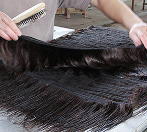 Pettinare i capelli per verificare che non cadano
